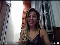Naomi Burning, une milf espagnole, montre ses talents de masturbation sur webcam