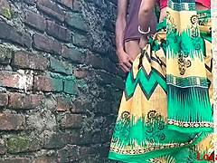 Μια σκληροπυρηνική Ινδή αδερφή και ο σύζυγός της μοιράζονται μια ζεστή συνάντηση δίπλα στον τοίχο