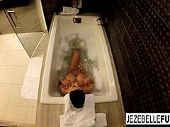Jezebelle Bond, una bella cubana, si registra mentre fa un bagno sensuale