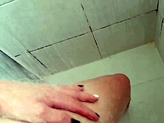 एक सेक्सी लैटिना की पीओवी वीडियो अपनी चूत को आराम और आनंदित कर रही है