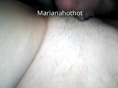 Любительская красотка Марианахотот растягивает свою тугую задницу
