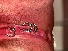 Az amatőr szomszédlány punciját piercinges klitorisz és vízgyöngyök baszzák