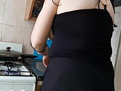 ガールフレンドが義母のマンコをめる自家製ビデオ