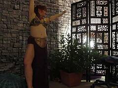 Najbolj vroča cosplay lepotica pokaže svoje spretnosti v domačem videu