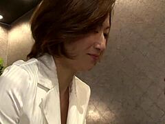 Filme completo com uma linda MILF japonesa em HD