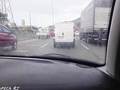 En video av en kåt cam-jente som blir knullet av sjåføren sin på en hvilestasjon