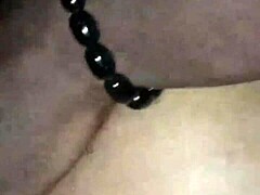 La grosse bite noire de cuckold remplie de sperme fait de l'exercice
