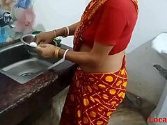 Amaterska indijska žena pokaže svoje spretnosti v domačem videu