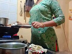 אישה הודית אמצעי מקבלת זיון קשה במטבח