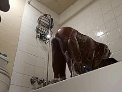 黑色熟女的大股在淋浴间变得湿。