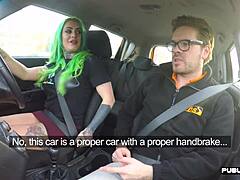 Kozatá máma si honí kundičku a stříká v autě po sexu s řidičem