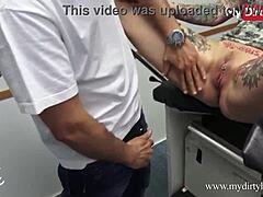 MILF Amatir Mendapat Kunjungan Dokter yang Kotor dalam Video HD