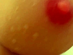 Hnedovláska milfka z Ruska umýva veľké prsia svojej kamošky