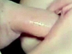 Ett riktigt amatörpar har en video av frun som ger sin man en anus slickning session