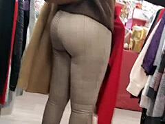 Зрелые женщины с большими задницами занимаются сексом в продуктовом магазине