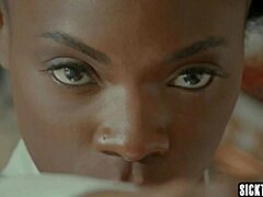 Kuumat ebony-kaunotar tyydyttävät seksuaaliset halunsa tässä lesbo-videossa