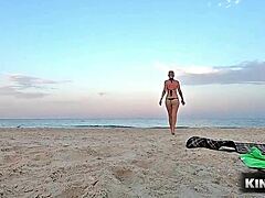 Blondina primește o dușă aurie pe plajă de la bărbatul care o spionează